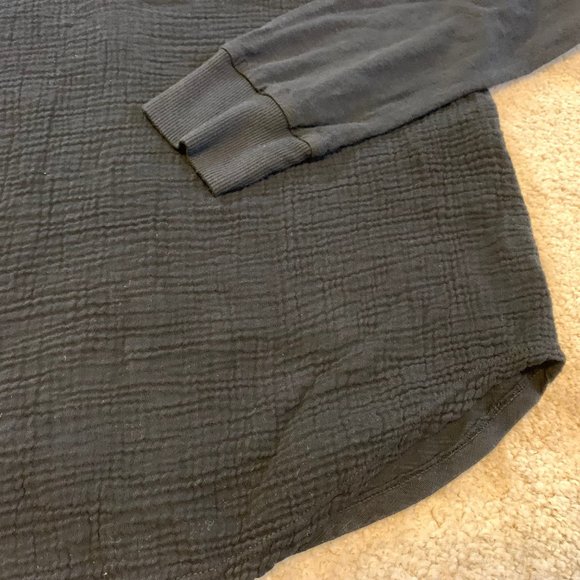 Red Haute Black One Cold Shoulder Two Texture V-neck Shirt Size S NWT - Picture 6 of 13